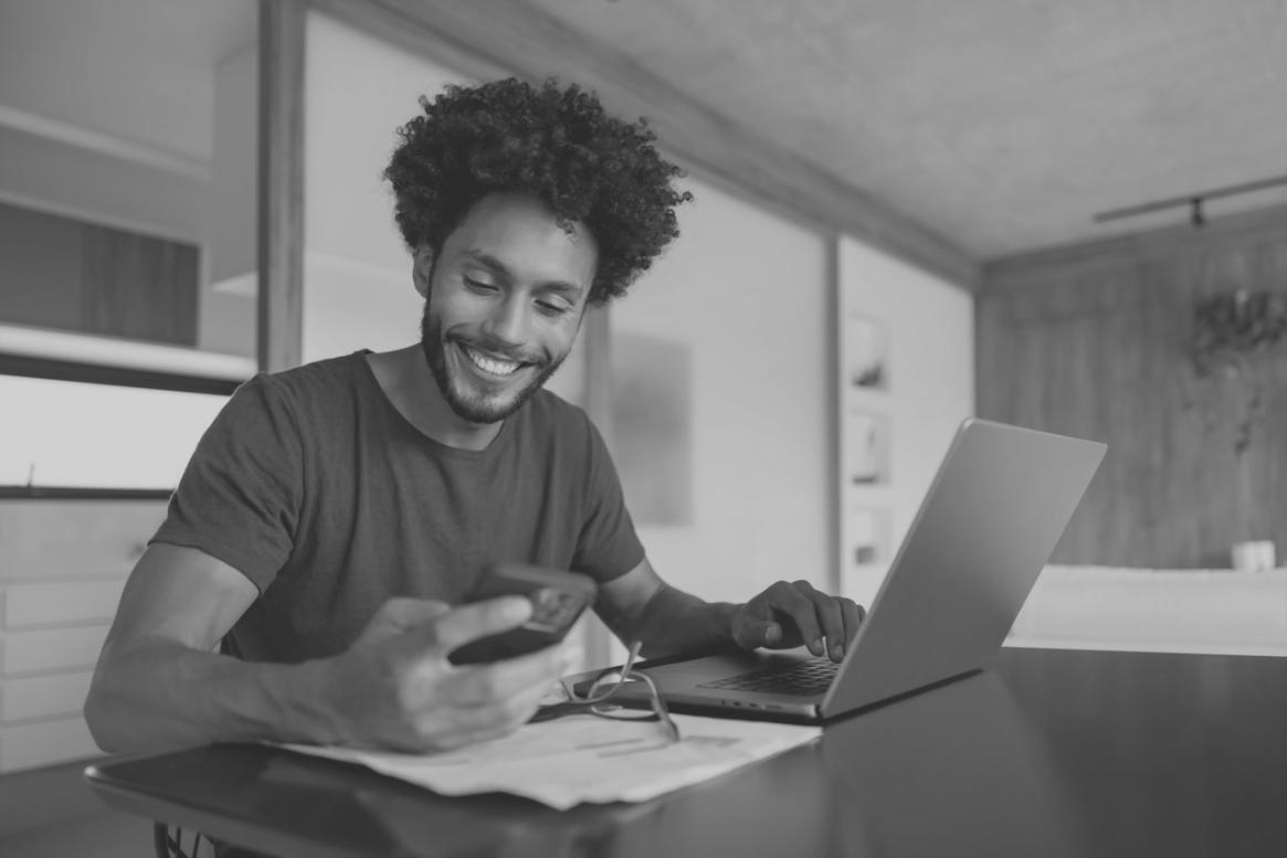 Équipe analysant des documents financiers ensemble