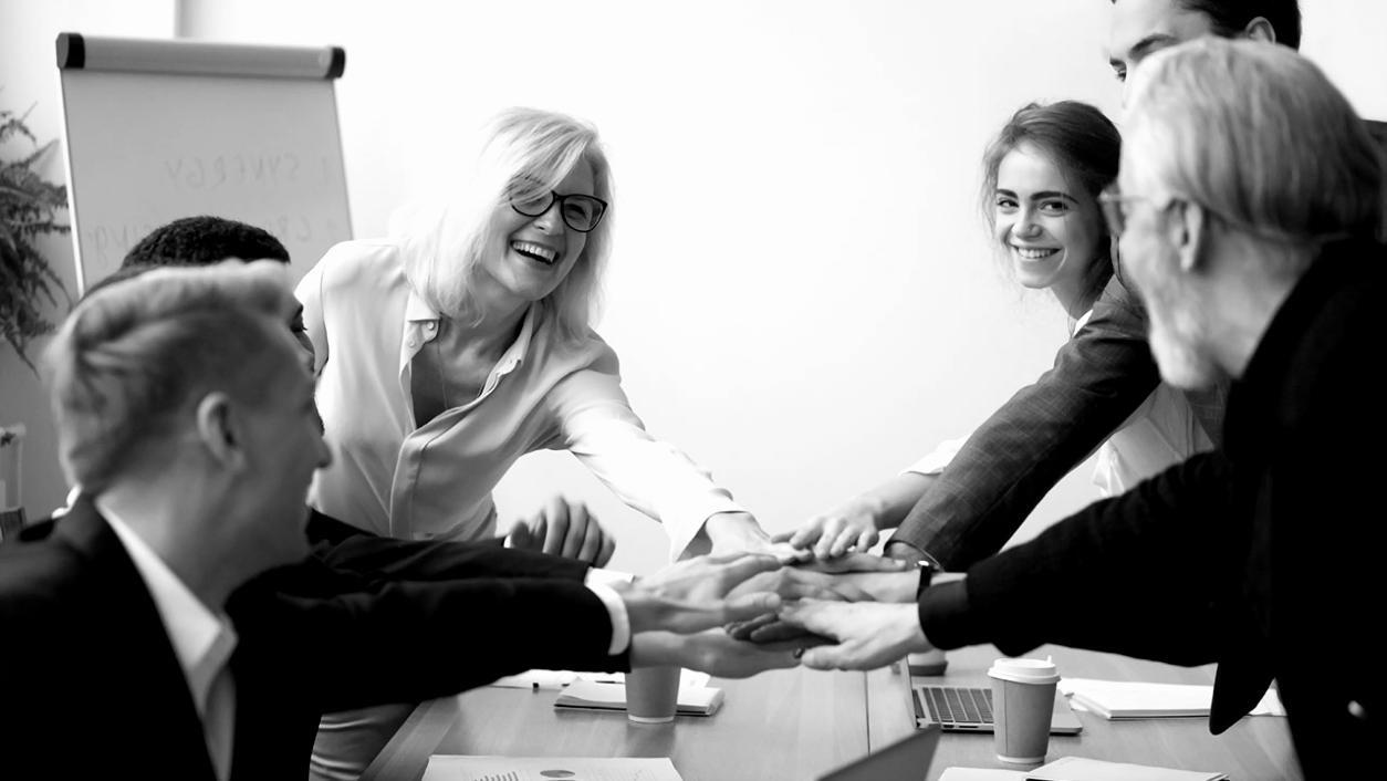 Participants travaillant sur des dossiers de financement lors d'une session de formation